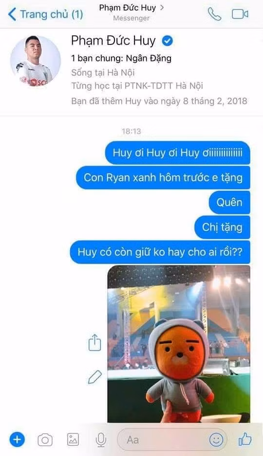 Cùng thời điểm này, đồng đội của Xuân Trường tại U23 Việt Nam là Đức Huy đã đăng lên Instargram và cảm ơn tình cảm của fan khi được tặng bánh gấu, gấu bông và cả dầu ăn.