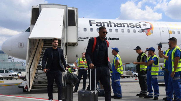 Sau vài giờ bay, các thành viên đội tuyển Đức cũng đã đặt chân xuống phi trường Frankfurt. Thủ thành Neuer chia sẻ nhanh chóng với phóng viên rằng anh và các đồng đội rất thất vọng với những gì đã thể hiện tại VCK World Cup 2018.