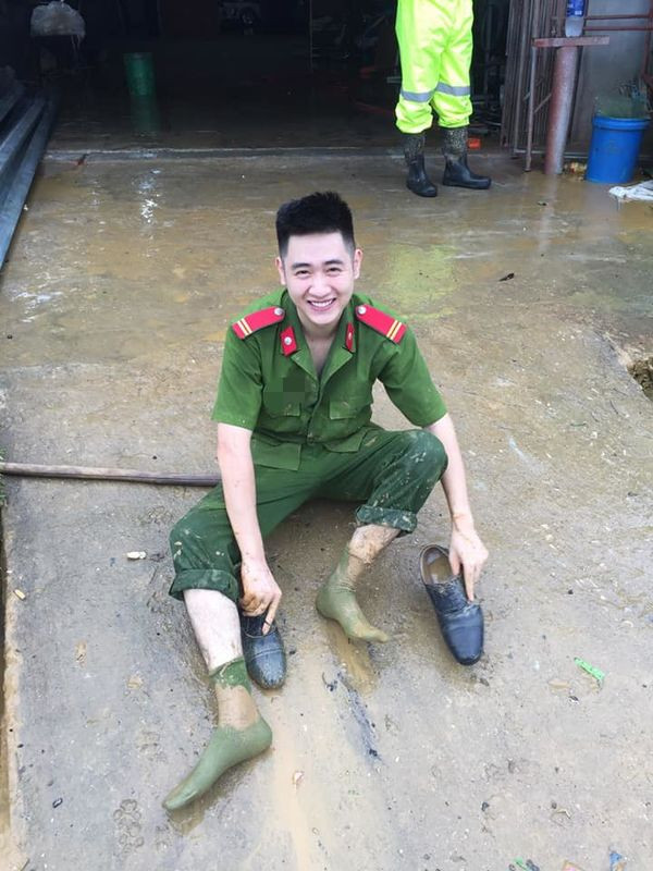 Anh chàng cảnh sát này sở hữu vẻ ngoài thư sinh, nước da trắng, đôi mắt hai mí và chiếc mũi cao chuẩn đẹp trai. Sau khi clip được đăng tải, ngay sau đó số người tìm kiếm và theo dõi Chức Trung tăng vọt.