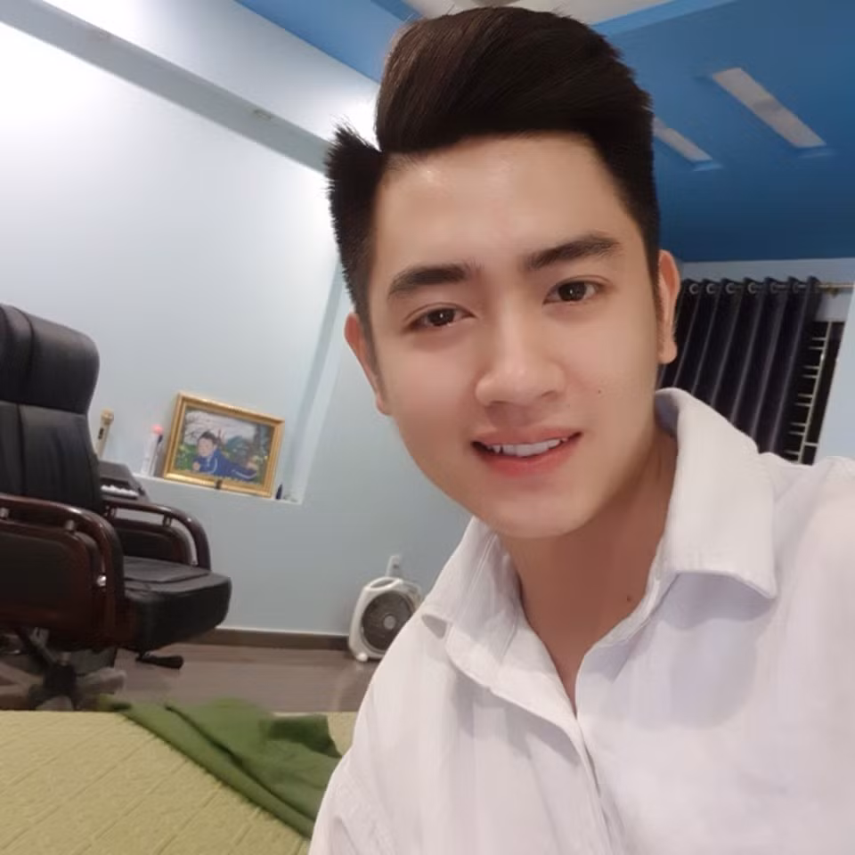 Cùng ngắm nhìn anh chàng nam thần cảnh sát điển trai đã đẹp lại còn hát hay đang khiến CĐM phát sốt.