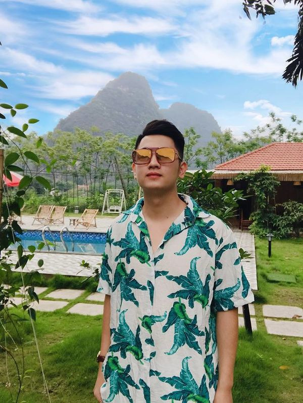 Dù trong bộ đồng phục công an hay trang phục đời thường thì Chức Trung đều vô cùng điển trai.