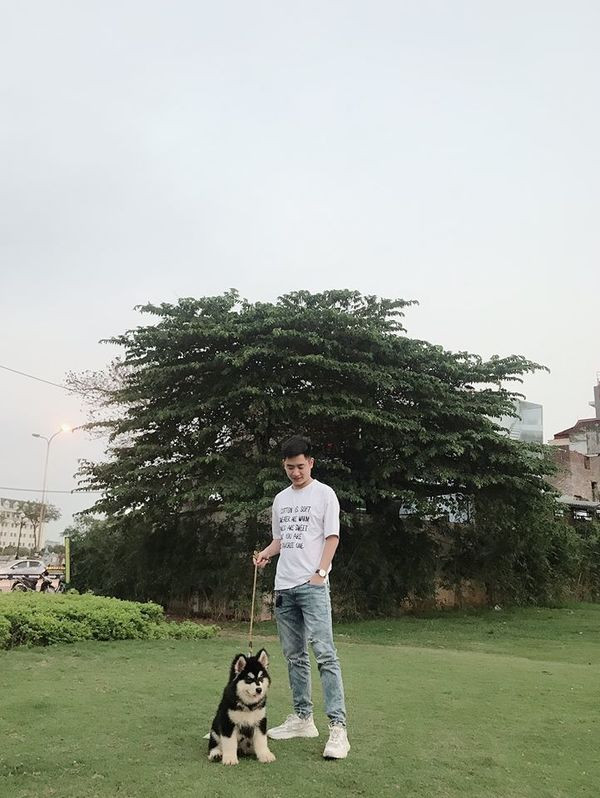 Đã điển trai, hát hay lại còn yêu động vật, bảo sao Chức Trung khiến không ít các cô gái đổ gục dưới chân mình.