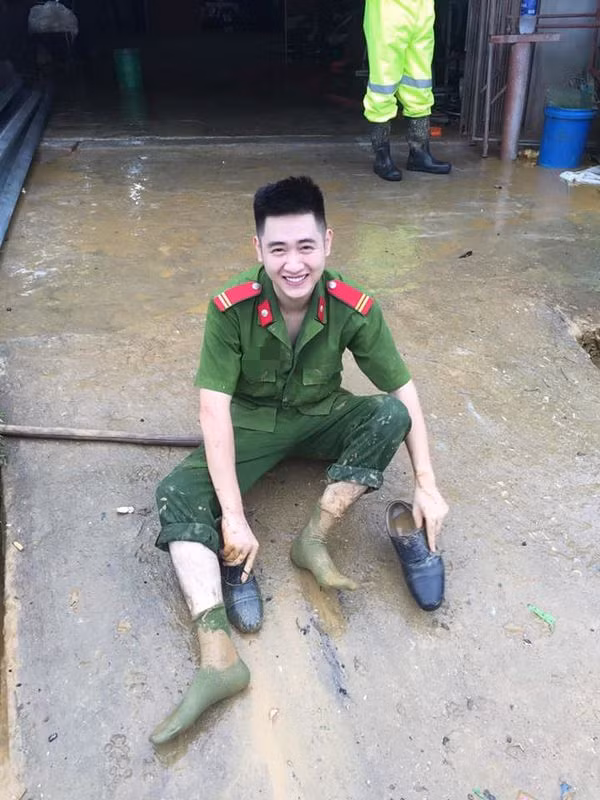 Anh chàng cảnh sát này sở hữu vẻ ngoài thư sinh, nước da trắng, đôi mắt hai mí và chiếc mũi cao chuẩn đẹp trai. Sau khi clip được đăng tải, ngay sau đó số người tìm kiếm và theo dõi Chức Trung tăng vọt.