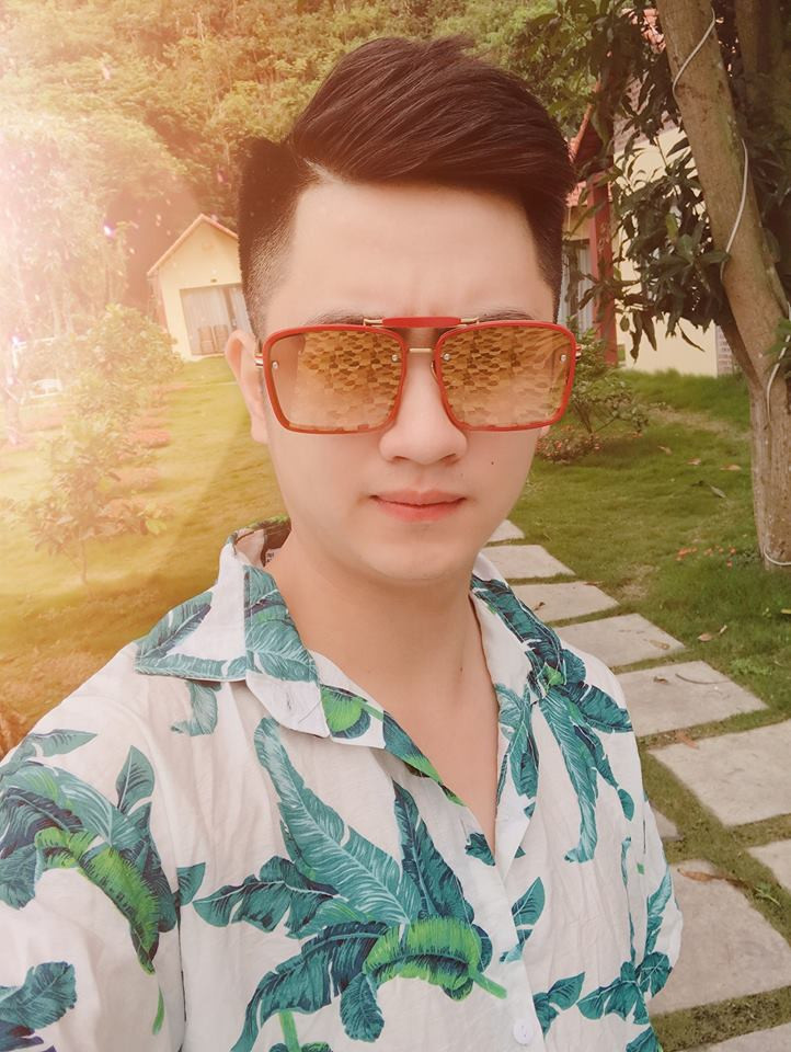 Ngay sau khi clip được đăng tải, bên dưới phần bình luận, anh chàng đã nhận được vô vàn ngàn lời khen từ ngoại hình cho đến giọng hát: "Người đâu vừa đẹp trai lại hát hay", "Muốn làm tội phạm trong trái tim anh quá", "Đúng là con trai ngành công an thì miễn chê vào đâu được", " Cho em xin info với anh chị ơi".…