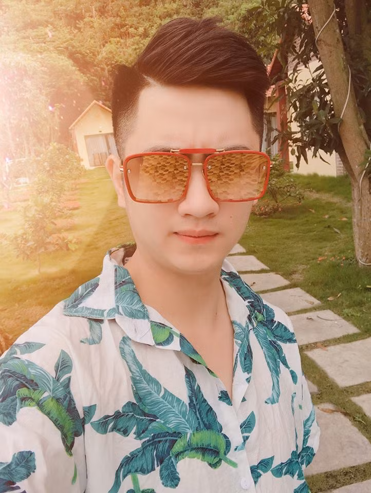 Ngay sau khi clip được đăng tải, bên dưới phần bình luận, anh chàng đã nhận được vô vàn ngàn lời khen từ ngoại hình cho đến giọng hát: "Người đâu vừa đẹp trai lại hát hay", "Muốn làm tội phạm trong trái tim anh quá", "Đúng là con trai ngành công an thì miễn chê vào đâu được", " Cho em xin info với anh chị ơi".…