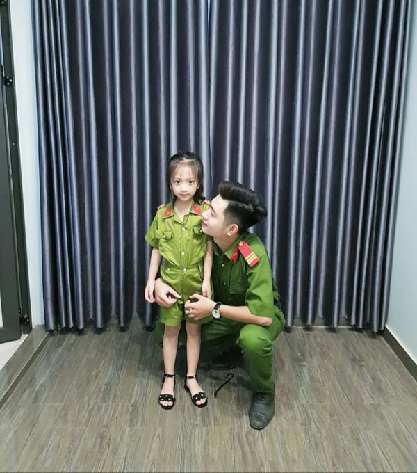 Trên trang cá nhân, Chức Trung thường chia sẻ những clip livestream thể hiện nhiều bài hát yêu thích hay mọi người yêu cầu.