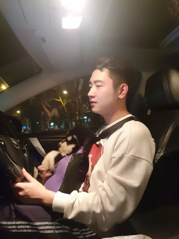 Phải nói thêm rằng, ngoài vẻ điển trai, anh chàng cảnh sát điển trai còn "đốn tim" dân mạng bởi khả năng ca hát cũng như chơi đàn của mình.