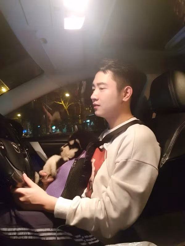 Phải nói thêm rằng, ngoài vẻ điển trai, anh chàng cảnh sát điển trai còn "đốn tim" dân mạng bởi khả năng ca hát cũng như chơi đàn của mình.