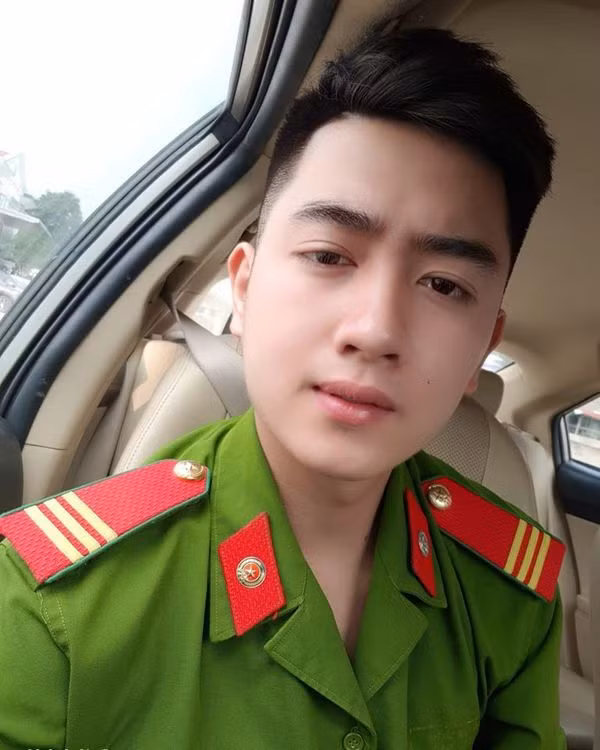 Mới đây, một đoạn clip ghi lại khoảnh khắc chàng trai trong bộ quân phục của công an điển trai vừa ngồi đàn vừa hát khiến chị em ráo riết lùng sục info.