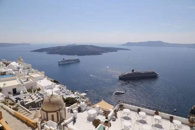 Trung bình mỗi năm Cristiano Ronaldo có thu nhập hơn 130 triệu Euro/mùa. Những món quà mà anh tặng bạn bè cũng gây ấn tượng không kém.