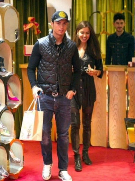 Cô bồ cũ Irina Shayk là người được hưởng lợi nhiều nhất từ việc kiếm nhiều tiền của Cris Ronaldo. Siêu mẫu người Nga này đã được bạn trai siêu sao thưởng cho những buổi tối đi mua sắm thoải mái.