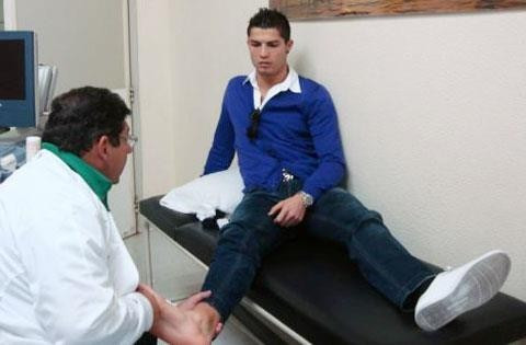 Còn năm 2013, siêu sao người Bồ Đào Nha đã mua 30 chiếc laptop để tặng những nhân viên trị liệu tại Real Madrid, những người đã giúp anh nhanh chóng thoát khỏi chấn thương.