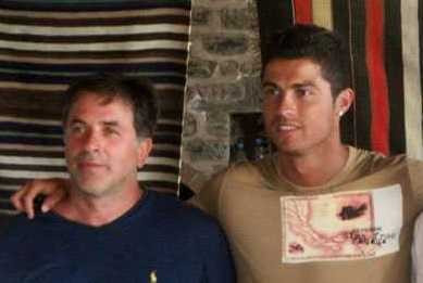 Cris Ronaldo có người bạn hàn vi là Albert Fantrau. Khi bạn gặp khó khăn, Ronaldo không ngại ngần giúp đỡ, thậm chí anh còn hào phóng xây nhà lầu, mua xe hơi hạng sang cho cậu bạn thuở thiếu thời.