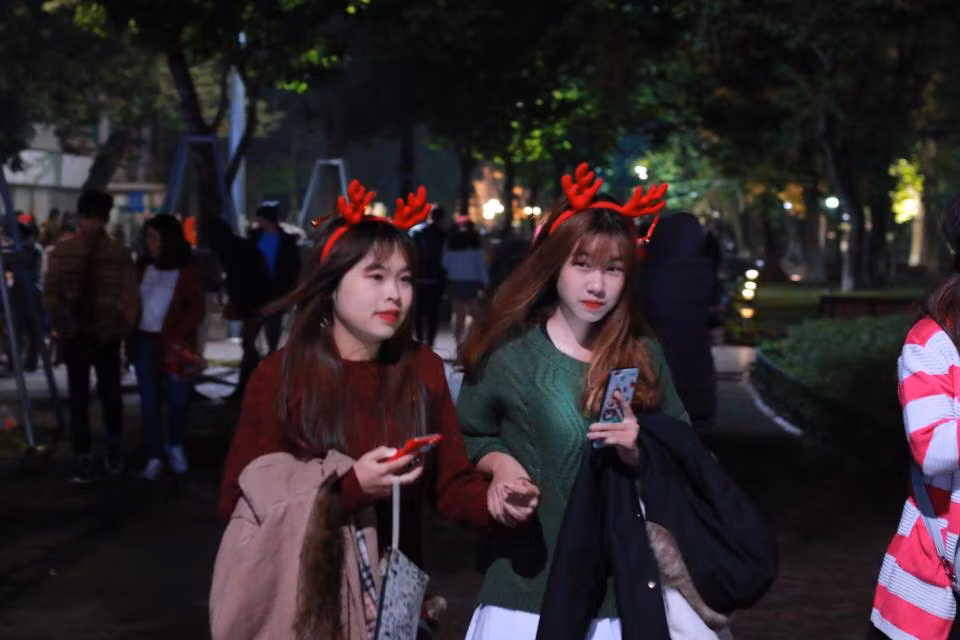 Đội trên đầu những chiếc sừng tuần lộc, một con vật biểu tượng cho đêm Giáng sinh 2017, các bạn gái trong dễ thương hơn rất nhiều.