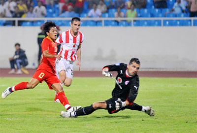 Năm 2009, đội bóng giàu truyền thống bậc nhất Hy Lạp Olympiakos cũng chọn Việt Nam làm điểm đến trong tour giao hữu của họ. Khi đó Olympiakos đang là nhà ĐKVĐ Hy Lạp, còn ĐTVN là nhà ĐKVĐ Đông Nam Á.