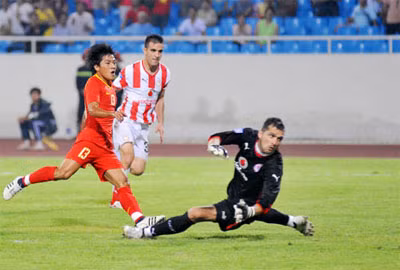 Năm 2009, đội bóng giàu truyền thống bậc nhất Hy Lạp Olympiakos cũng chọn Việt Nam làm điểm đến trong tour giao hữu của họ. Khi đó Olympiakos đang là nhà ĐKVĐ Hy Lạp, còn ĐTVN là nhà ĐKVĐ Đông Nam Á.