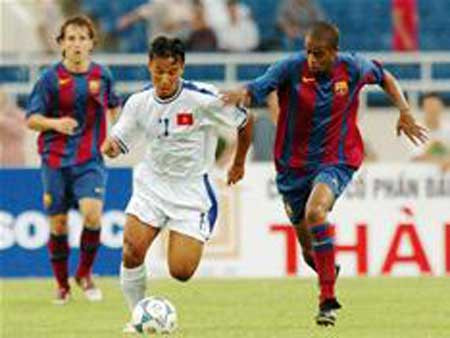 Barcelona không đến Việt Nam với đội hình mạnh nhất, song với thương hiệu tầm cỡ sẵn có, “Gã khổng lồ xứ Catalan” vẫn thu hút sự chú ý của người dân Việt Nam vào thời điểm bấy giờ. Điều đáng tiếc khi đó có lẽ là sự vắng mặt của Lionel Messi. Dù có tên trong thành phần sơ bộ của Barca B sang Việt Nam nhưng vào giờ chót, Messi đã được HLV Frank Rijkaard đôn lên đội một.