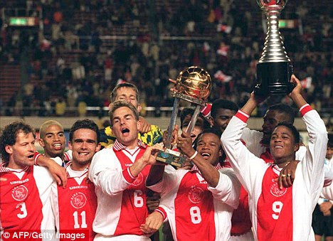 Năm 1999, sau khi có cú đúp tại giải VĐ Hà Lan cũng như cúp QG Hà Lan, Ajax Amsterdam đã sang đá giao hữu với ĐTVN bằng chính đội hình mạnh nhất khi đó.