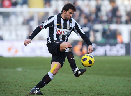 Một sự kiện chấn động bóng đá Việt Nam cách đây gần 2 thập kỷ. Juventus xác nhận đến Việt Nam thi đấu giao hữu chỉ chưa lâu sau khi nâng cao chiếc cúp bạc Champions League trên sân Stadio Olimpico. Thành phần Juventus thi đấu giao hữu với ĐT Việt Nam trên sân Hàng Đẫy lúc bấy giờ có những tên tuổi lớn như Gianluca Vialli, Attilio Lombardo và dẫn dắt bởi HLV Marcelo Lippi.