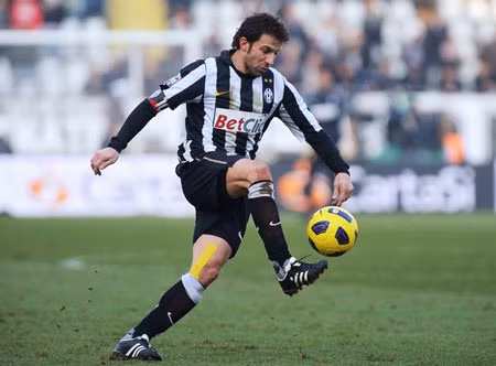 Một sự kiện chấn động bóng đá Việt Nam cách đây gần 2 thập kỷ. Juventus xác nhận đến Việt Nam thi đấu giao hữu chỉ chưa lâu sau khi nâng cao chiếc cúp bạc Champions League trên sân Stadio Olimpico. Thành phần Juventus thi đấu giao hữu với ĐT Việt Nam trên sân Hàng Đẫy lúc bấy giờ có những tên tuổi lớn như Gianluca Vialli, Attilio Lombardo và dẫn dắt bởi HLV Marcelo Lippi.