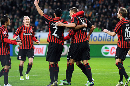 Năm 2010, nhân sự kiện 1000 năm Thăng Long – Hà Nội, LĐBĐ Việt Nam đã mời Eintracht Frankfurt – một CLB có tiếng của Đức sang thi đấu giao hữu. Trận đấu này cũng nằm trong lễ kỷ niệm 35 năm thiết lập quan hệ ngoại giao Việt Nam – CHLB Đức. Cái tên đáng chú ý của Eintrachtfurt đó là Halil Altitop.