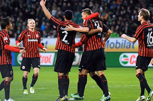 Năm 2010, nhân sự kiện 1000 năm Thăng Long – Hà Nội, LĐBĐ Việt Nam đã mời Eintracht Frankfurt – một CLB có tiếng của Đức sang thi đấu giao hữu. Trận đấu này cũng nằm trong lễ kỷ niệm 35 năm thiết lập quan hệ ngoại giao Việt Nam – CHLB Đức. Cái tên đáng chú ý của Eintrachtfurt đó là Halil Altitop.