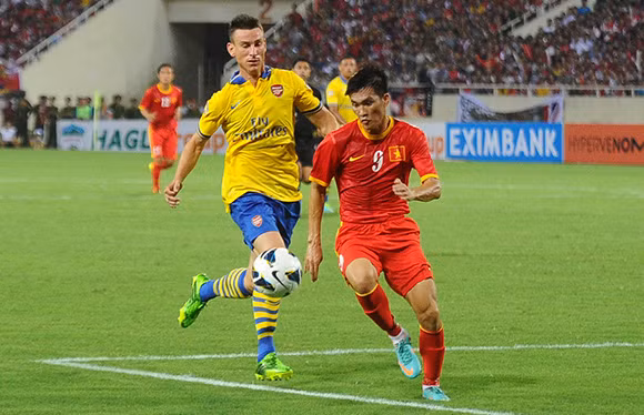 Trước "đại gia" làng bóng đá thế giới Man City, Arsenal là CLB đầu tiên ở giải Ngoại hạng Anh lựa chọn Việt Nam làm địa điểm thi đấu giao hữu. Sự có mặt của nhiều ngôi sao như Olivier Giroud, Theo Walcott, Mikel Arteta hay HLV trưởng Arsene Wenger đã tạo nên một cơn sốt rất lớn đối với người hâm mộ bóng đá Việt Nam.