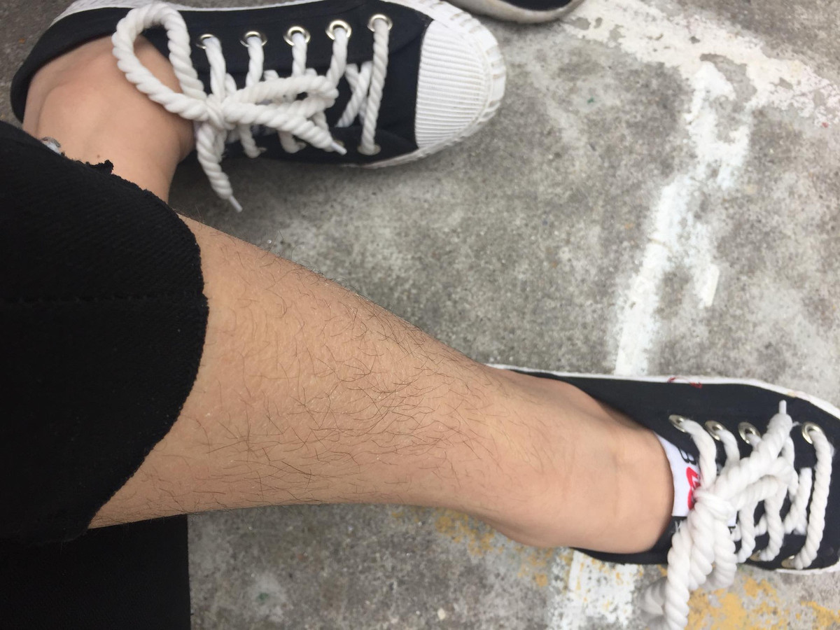 Theo chia sẻ của hội chị em trên mạng xã hội "Ngày nào mở mắt ra với họ cũng đầy rẫy những rắc rối" đơn cử như mặc gì hôm nay, đánh màu son nào cho đẹp hay mới đây nhất là việc lông tay lông chân phải làm sao cho gọn gàng.