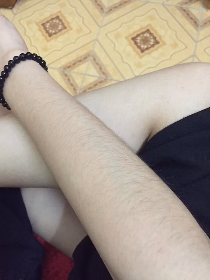 Từ xưa đến nay con trai mà lông lá một chút thì cũng có ai nói gì đâu. Nhưng con gái mà lông tay lông chân mọc vừa nhiều vừa rậm không chỉ bị trêu chọc mà còn tự ti đủ đường.