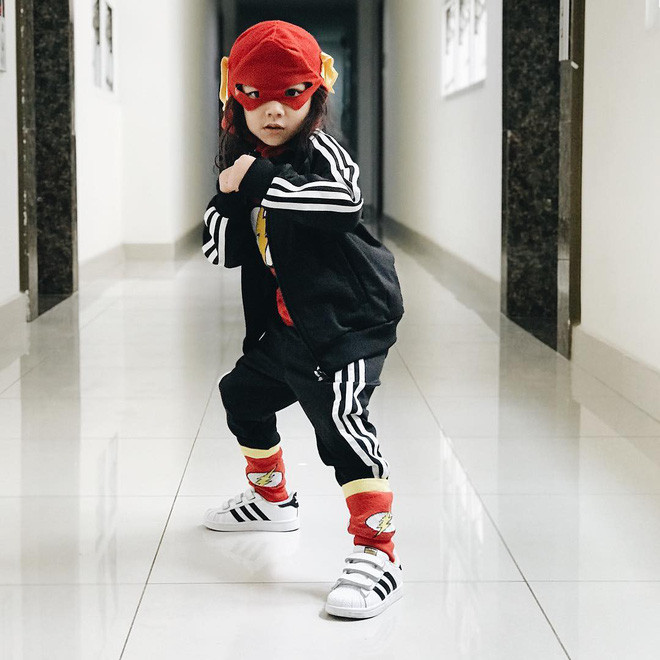 Đạo diễn Việt Max cho biết Pid thích để tóc dài nên đã chiều theo con dù gặp phải không ít ý kiến trái chiều.