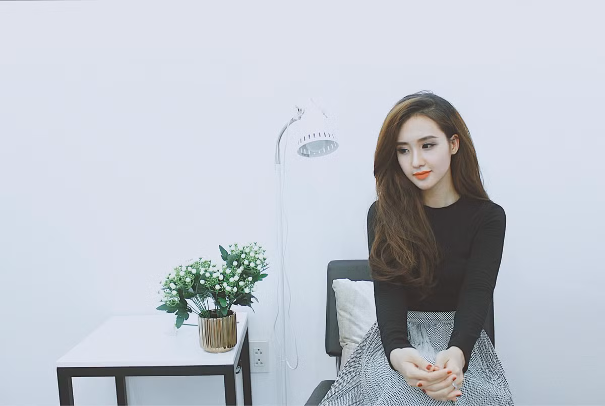 Cũng theo chia sẻ trên trang cá nhân, ngoài thời gian trên lớp học, Bảo Bảo có sở thích viết lách và chụp ảnh, du lịch và đặc biệt cô nàng còn rất thích nấu nướng. Được biết cô nàng từng đạt Giải 3 Cuộc thi Học sinh giỏi Văn cấp thành phố.