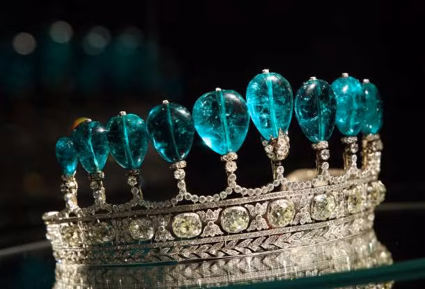 Được chế tác vào khoảng năm 1900, chiếc vương miện xinh đẹp này trước đây thuộc về Công chúa Katharina Henckel von Donnersmarck của Đức. Vào tháng 5/2011, nó được bán với giá 12,7 triệu USD tại sự kiện đấu giá Magnificent and Noble Jewels Sale của Sotheby tại Geneva, Thụy Sĩ.