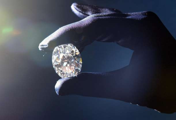 Ra mắt tại phiên đấu giá của Christie tại Geneva (Thụy Sĩ) của vào ngày 19/11/2003, viên kim cương này nặng 63,93 carat và được cho là viên kim cương màu D hoàn hảo lớn nhất từng được bán đấu giá. 4,24 triệu USD là giá của viên đá quý này.