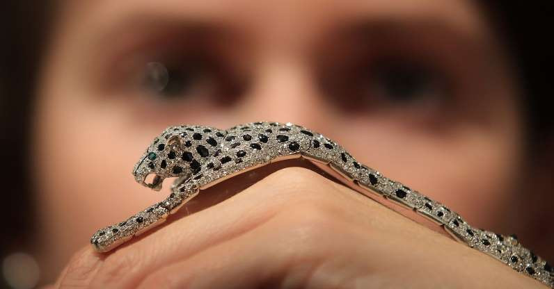 Chiếc vòng tay tinh tế được đính kim cương và mã não. Đây là một thiết kế của Cartier vào năm 1952. Chiếc vòng được Sotheby's bán đấu giá vào ngày 23/9/2010 tại London, Anh với giá 12,4 triệu USD.