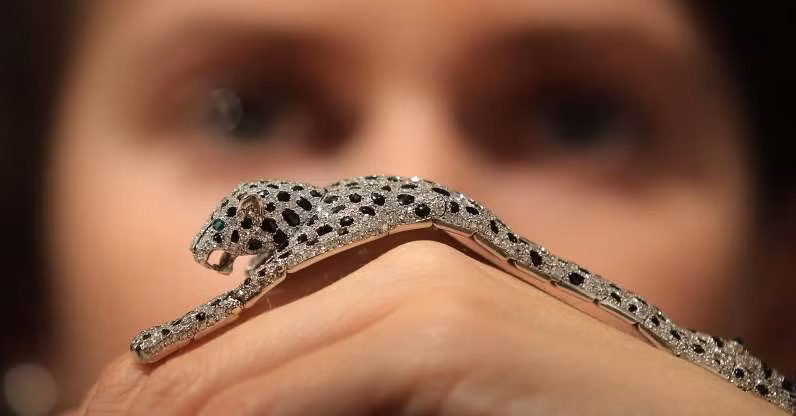 Chiếc vòng tay tinh tế được đính kim cương và mã não. Đây là một thiết kế của Cartier vào năm 1952. Chiếc vòng được Sotheby's bán đấu giá vào ngày 23/9/2010 tại London, Anh với giá 12,4 triệu USD.