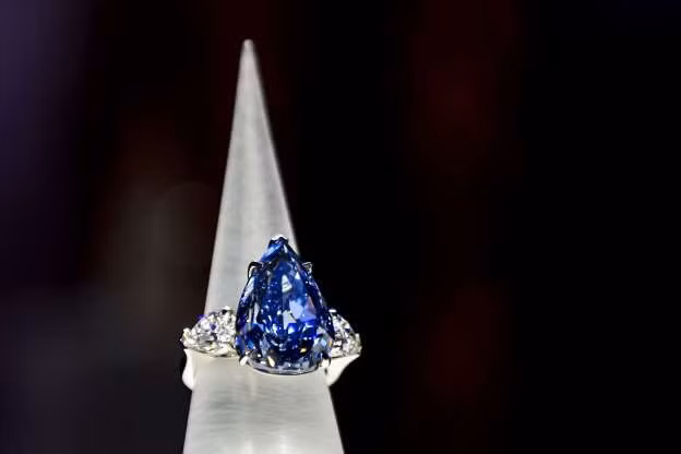 Winston Blue nặng 13,22 carat và được xem là viên kim cương xanh lớn nhất thế giới. Viên đá đẹp hoàn hảo này được nhà kim hoàn Mỹ Harry Winston Inc. mua với giá 23,8 triệu USD tại sự kiện đấu giá của Christie's vào tháng 5/2014.