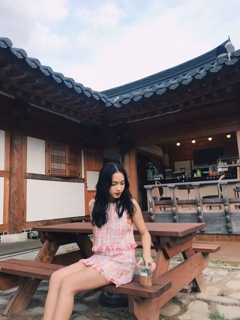 Cùng với Châu Bùi sẽ ghi hình riêng một bộ phim tài liệu ở Việt Nam, cô nàng này thử sức với một chương trình giải trí đặc biệt, hứa hẹn sẽ đem đến cho mọi người một cái nhìn mới về lịch sử, văn hóa và du lịch ở Hàn Quốc.