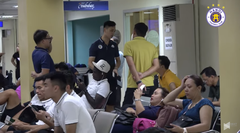 Quang Hai vat vo 10 tieng o san bay, van chua duoc ve Viet Nam-Hinh-2