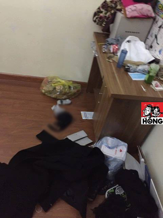 Trong hình là một căn phòng có sàn gỗ khá đầy đủ đồ đạc, tuy nhiên đập vào mắt người ta là cảnh tượng bừa bộn quần áo rải đều từ giường xuống đất của cô gái này..