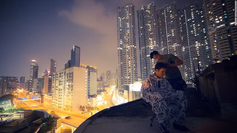 Ý tưởng này dường như là giải pháp hoàn hảo với Miguel, bởi anh chàng khao khát được đi du lịch khắp nơi nhưng có chút lo sợ sẽ bị lãng quên trong lĩnh vực làm tóc của mình nếu bỏ nghề quá lâu.