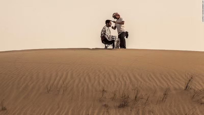 Trong chuyến đi cắt tóc dạo của mình, chàng trai người Anh đã quay clip về cảnh cắt tóc ở mỗi quốc gia, trong đó có cả Iraq, Thái Lan, Campuchia và Việt Nam.