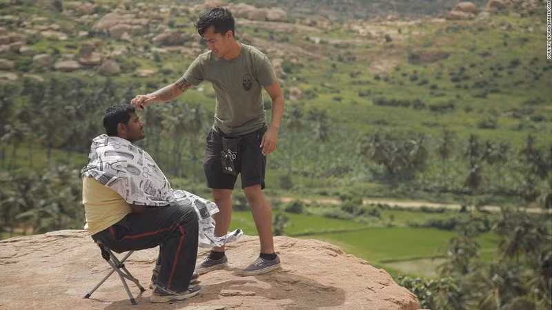 Trước khi đưa ra quyết định độc đáo của mình, Miguel đã trải qua nhiều nơi làm việc từ những hiệu cắt tóc sang trọng ở Mayfair tới các cửa hiệu bình dân ở khu Soho, rồi bắt tay vào một tiệm làm tóc riêng của mình ở London.