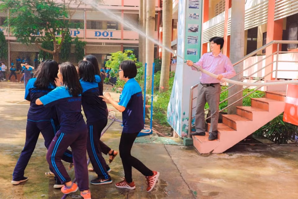 "Đúng là trường nhà người ta không bao giờ làm mình thất vọng" hay Trường mình là: "các em cứ việc mang bong bóng vào việc tịch thu và đập bễ cứ để thầy và bảo vệ lo" là những bình luận mà dân mạng để lại dưới bài đăng của người thầy hiệu phó làm "cơ trưởng" cho học sinh chơi bóng nước ngày bế giảng năm học.