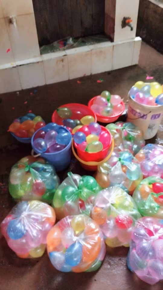 Hàng trăm quả bóng nước được các bạn học sinh chuẩn bị để cho ngày lễ bế giảng ướt át của mình.