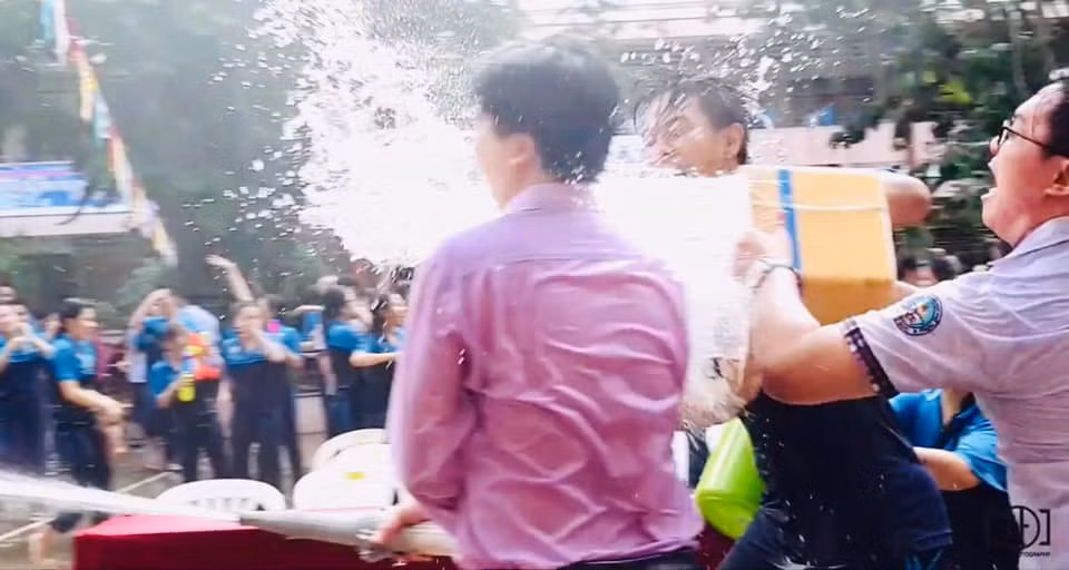 Bên cạnh thầy hiệu phó Vũ Viết Văn thì các bạn học sinh cũng chia sẻ bức ảnh một người thầy khác cũng làm "cơ trưởng" cho trò té nước cuối năm học của học sinh.