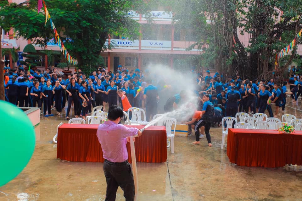 Dưới phần bình luận nhiều cư dân mạng cho biết họ rất ghen tị khi ngôi trường này vừa có thầy giáo tâm lý, lại được chơi trò bóng nước.