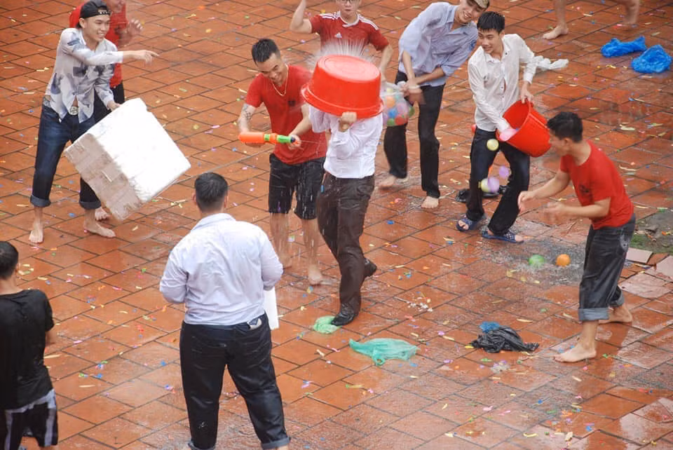 Mới đây trên MXH, thầy Vũ Viết Văn – Hiệu phó trường THPT Trần Nhân Tông (huyện Đông Triều, tỉnh Quảng Ninh) – người đang được các bạn học sinh tung hô là thầy giáo trường người ta khi tình nguyện làm "cơ trưởng" cho đám học trò tổ chức chơi bóng nước trong lễ bế giảng.