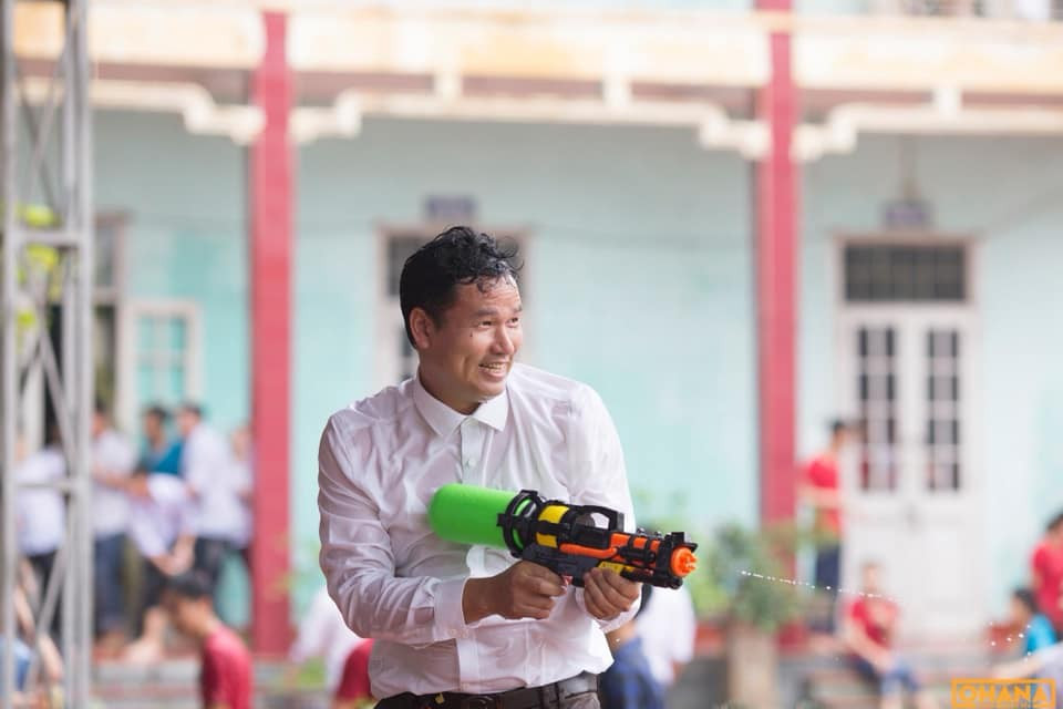 Bình thường, trong giờ học thì thầy cực kì nghiêm khắc với chúng em luôn , nhưng lúc chơi thì cũng là người chơi hết mình , vui vẻ và hoà đồng. Hôm đó nhạc mới nổi lên thầy cô còn quẩy sung hơn cả bọn em nữa". Ngọc Trâm chia sẻ thêm.