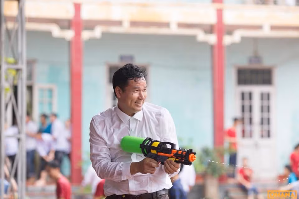 Bình thường, trong giờ học thì thầy cực kì nghiêm khắc với chúng em luôn , nhưng lúc chơi thì cũng là người chơi hết mình , vui vẻ và hoà đồng. Hôm đó nhạc mới nổi lên thầy cô còn quẩy sung hơn cả bọn em nữa". Ngọc Trâm chia sẻ thêm.