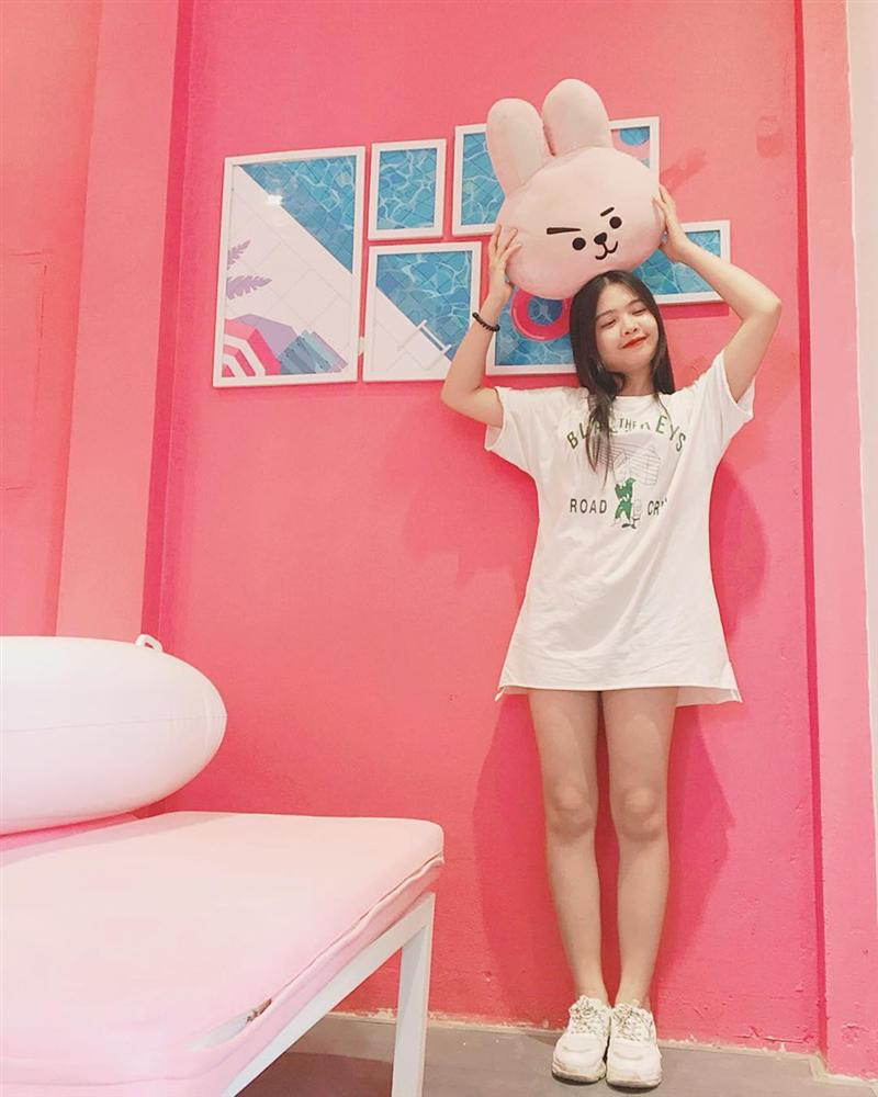 Le Douxi - Bakery &amp; Cafe: Những tín đồ của các bạn gấu nâu, thỏ trắng, vịt vàng đến từ mạng xã hội LINE hoặc fan Kpop chắc chắn sẽ hài lòng với không gian quán từ bức tường đến bàn ghế nội thất. Le Douxi rất tâm lý khi bày trí một đội ngũ thú nhồi bông ở khắp nơi, phục vụ các cô gái chụp ảnh sống ảo. Ảnh: Hanhchipp, Phanhkt.